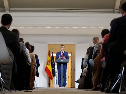 MADRID, 27/12/2023.- El presidente del gobierno, Pedro Sánchez, realiza declaraciones tras reunión Consejo de Ministros este miércoles en el palacio de la Moncloa en Madrid. EFE/ Juan Carlos Hidalgo
