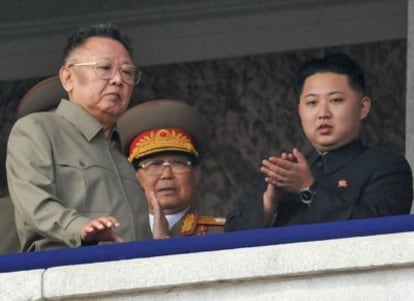 El líder norcoreano Kim Jong-il (a la izquierda) y su hijo menor y heredero, Kim Jong-un en un desfile militar con motivo del 65º aniversario de la fundación del Partido de los Trabajadores de Corea del Norte, en Pyongyang.