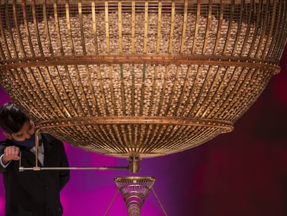 Un de niño de San Ildefonso junto a uno de los bombos durante la celebración del Sorteo Extraordinario de la Lotería de Navidad 2020, en el Teatro Real de Madrid.