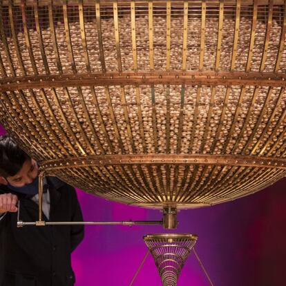 Un de niño de San Ildefonso junto a uno de los bombos durante la celebración del Sorteo Extraordinario de la Lotería de Navidad 2020, en el Teatro Real de Madrid.
