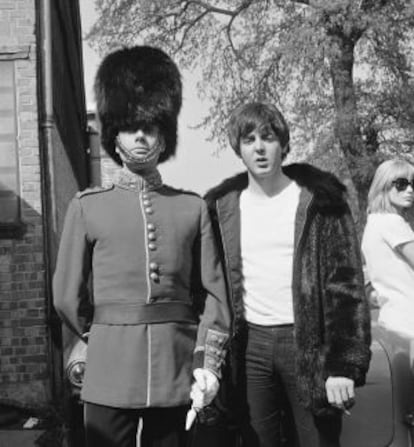 Victor Spinetti (izquierda) posa junto a Paul McCartney. 