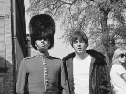 Victor Spinetti (izquierda) posa junto a Paul McCartney. 