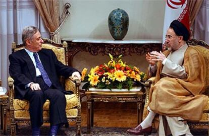 El presidente iraní, Mohamed Jatamí (derecha), conversa con el vicepresidente sirio, Abdul Halim Jaddam, ayer en Teherán.