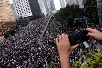 Miles de manifestantes protestan este miércoles en el centro de Hong Kong contra el proyecto de ley de extradición a China.