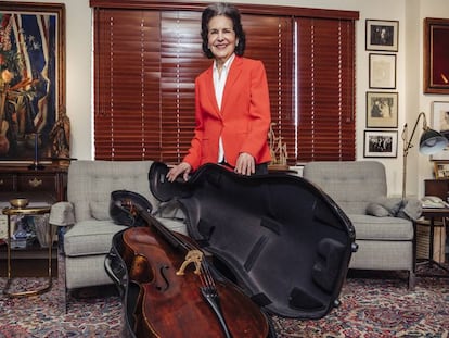 Marta Casals con el 'cello' de su esposo, Pau Casals en su casa de Washington.