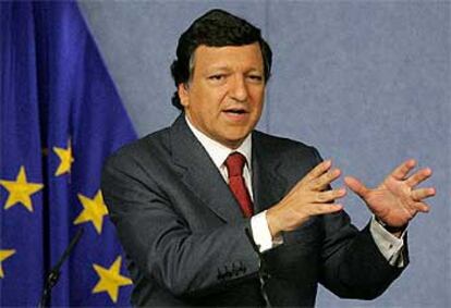 José Manuel Durão Barroso gesticula durante la presentación en Bruselas del nuevo ejecutivo europeo.