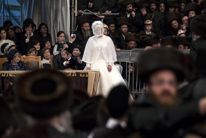 Esther Rokeach espera el inicio del 'mitzva tantz', momento en el que el rabino, el padre del novio y de la novia o su abuelo bailan con la novia después de la ceremonia para mostrar su conformidad.