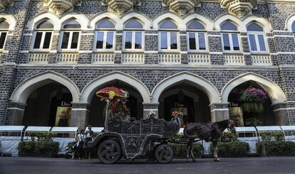 HO11 BOMBAY (INDIA) 19/03/2016.- Un cochero espera la llegada de clientes a las puertas del Taj Mahal Palace Hotel en Bombay (India) el 28 de marzo de 2016. Los coches de caballos victoria ya llevan desaparecidos de las calles de Bombay un año. La conocida atracción turística fue prohibida por el Tribunal Supremo de Bombay en junio de 2015, en defensa de los animales y de acuerdo con la Ley de Prevención de Crueldad a los Animales. Estos vehículos aparecieron en la época de la reina Victoria, un remanente de la época colonial británica. Estos coloridos carruajes se utilizaban para recorrer pequeñas distancias principalmente del Taj Mahal Palace hotel o el Trident Hotel a la Puerta de la India. EFE/Divyakant Solanki