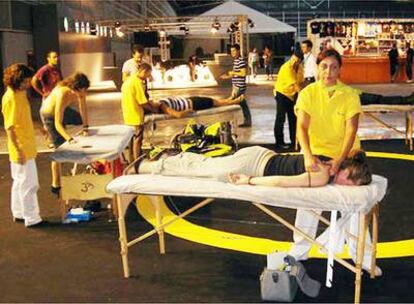 En el stand de Symantec, dentro del Pabellón de Ocio de la Campus Party, los participantes pueden recibir un masaje relajante.