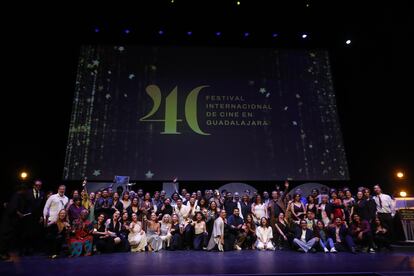 Integrantes del jurado y los galardonados posan este sábado, durante la clausura del Festival de Cine en Guadalajara.