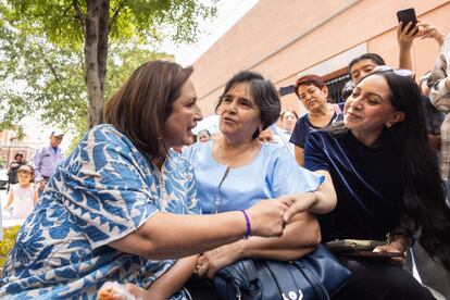 Xóchitl Gálvez se sienta a conversar con ciudadanas en Celaya.