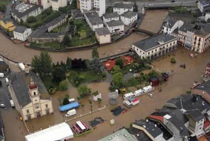Las calles del municipio asturiano de Vegadeo han quedado inundadas tras las fuertes lluvias en la cornisa cantábrica.