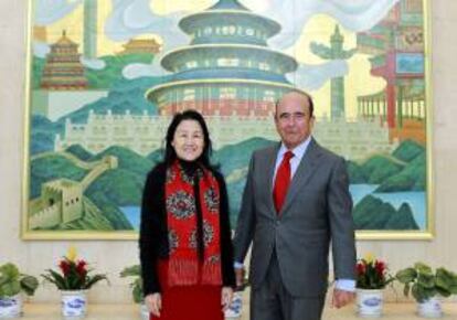 Fotografía facilitada por el Banco Santander del presidente del grupo, Emilio Botín (d), con la presidenta del Banco de Beijing, Yan Xiagoyan (i), con la que se ha entrevistado dentro del viaje que realiza a China para mantener una ronda de encuentros en Pekín con autoridades públicas y con los máximos responsables de importantes empresas privadas, para "afianzar la presencia que tiene el banco en el país".