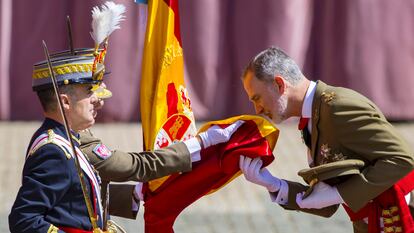 Felipe VI jura bandera por el 40 aniversario de su promoción.