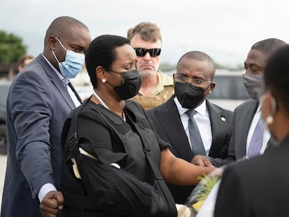 Martine Möise, la viuda del presidente haitiano, Jovenel Möise a su regresó este sábado a Puerto Príncipe / Oficina del Primer Ministro