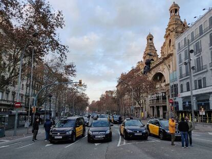 Taxistes a primera hora d'aquest dissabte a la Gran Via.