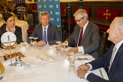 Pilar Rojo junto al vicepresidente de la Xunta, Alfonso Rueda, el expresidente Pérez Touriño y Méndez Romeu.