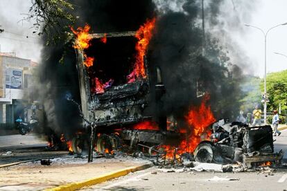 Imagen de una de las barricadas que levantan los manifestantes para bloquear varias vías de las ciudades en Venezuela.