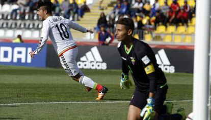 Claudio Zamudio celebra tras anotar un gol ante Ecuador. 