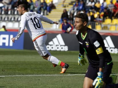 Claudio Zamudio celebra tras anotar un gol ante Ecuador. 