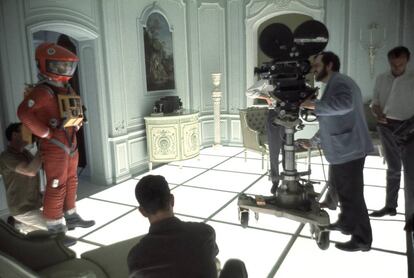 Stanley Kubrick, en el rodaje de '2001, una odisea del espacio' en los estudios de MGM en Borehamwood, Hertfordshire, en 1966.