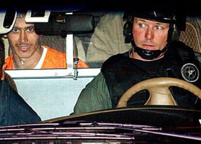 Un detenido por su presunta pertenencia a Al Qaeda es trasladado en un coche policial en EE UU.