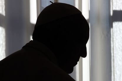 Silueta del papa Francisco en el Vaticano, el 17 de diciembre de 2016.