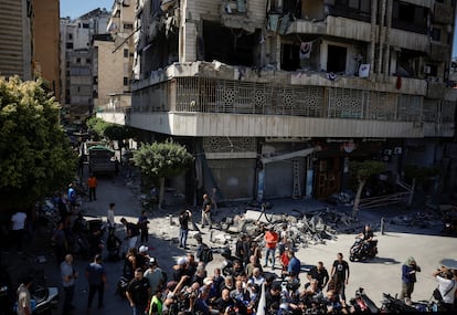 Amin Sherri e Ibrahim Moussawi atienden a la prensa, junto a un edificio dañado por el ataque, este jueves.