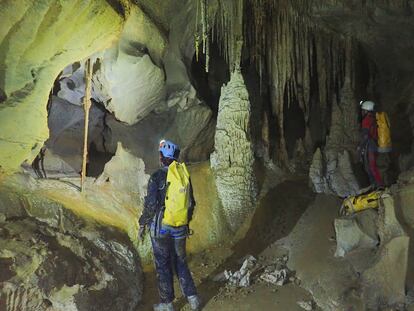Grupo de espeleólogos exploran una cueva subterránea en Cantabria, en una imagen cedida por el 'Colectivo Alto del Tejuelo'.