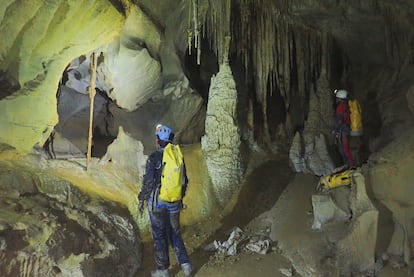 Grupo de espeleólogos exploran una cueva subterránea en Cantabria, en una imagen cedida por el 'Colectivo Alto del Tejuelo'.