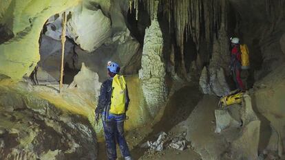 Grupo de espeleólogos exploran una cueva subterránea en Cantabria, en una imagen cedida por el 'Colectivo Alto del Tejuelo'.