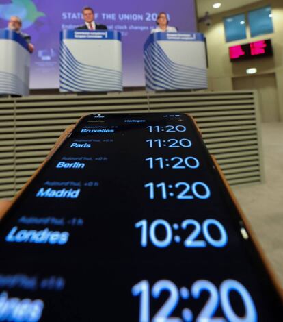 Un panel electrónico muestra los horarios de distintas ciudades europeas.