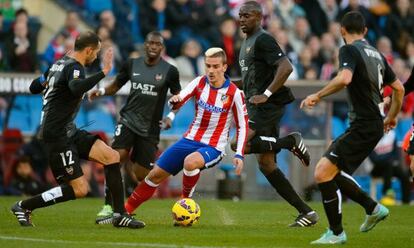 Griezmann, rodeado de jugadores del Levante, durante el partido.