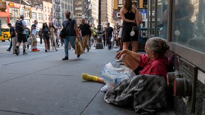 Una mujer sin hogar descansa en una calle de Manhattan durante una ola de calor el 22 de julio de 2022.