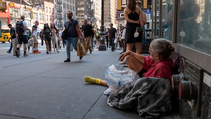 Una mujer sin hogar descansa en una calle de Manhattan durante una ola de calor el 22 de julio de 2022.