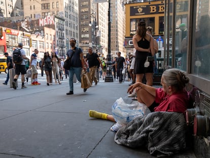 Una mujer sin hogar descansa en una calle de Manhattan durante una ola de calor el 22 de julio de 2022.