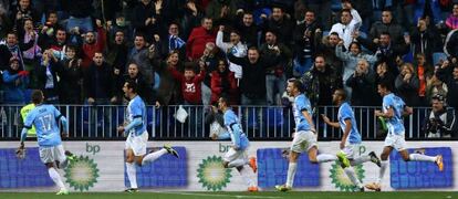 Los jugadores del M&aacute;laga celebran el gol de Santa Cruz.