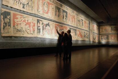 Sala del castillo de Angers donde se exhibe el tapiz del Apocal&iacute;psis, de finales del siglo XIV.