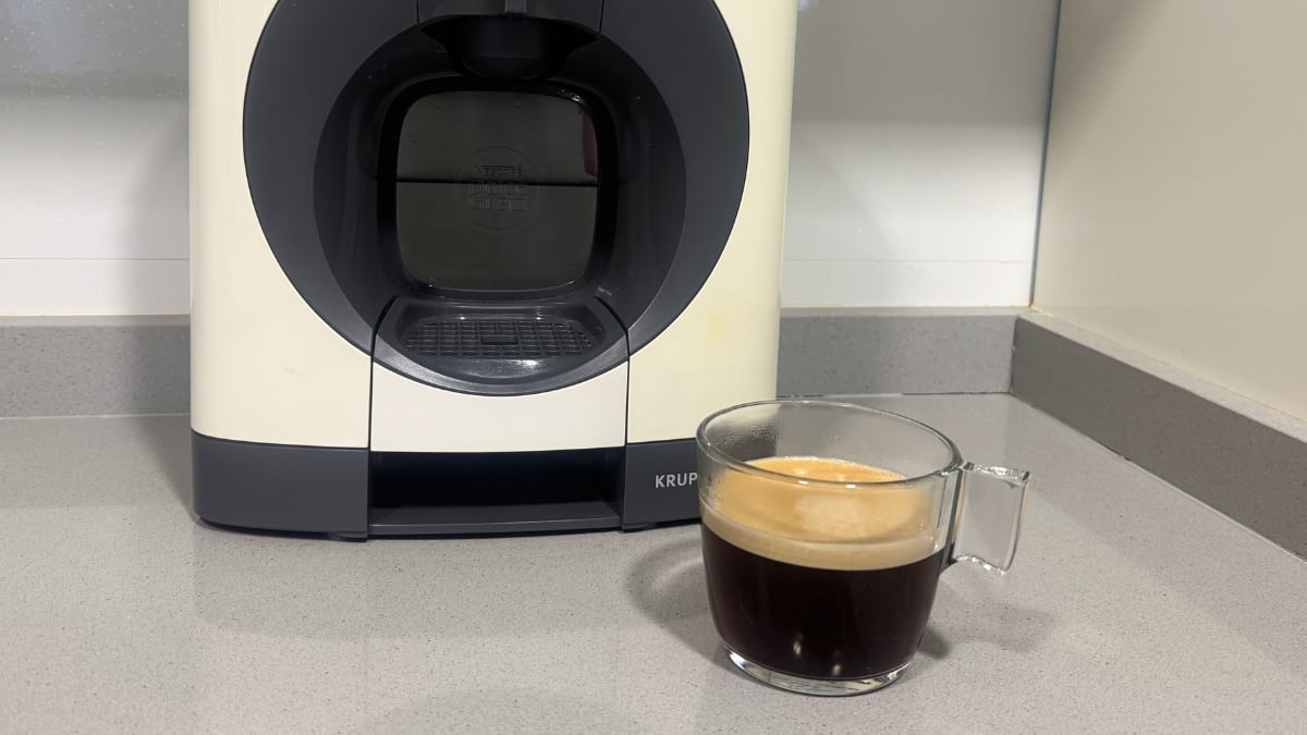 Café hecho con agua mineral en la cafetera de cápsulas de Krups.