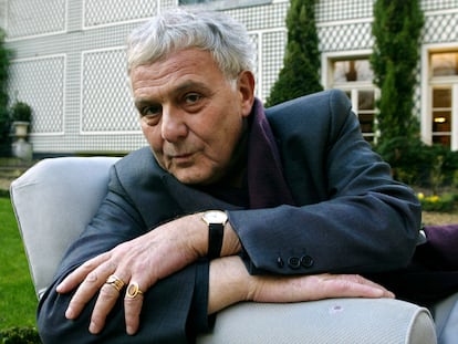 El escritor francés Philippe Sollers, en una imagen tomada en París, en febrero de 2002.