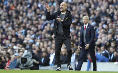 Guardiola da instrucciones ante Wenger.