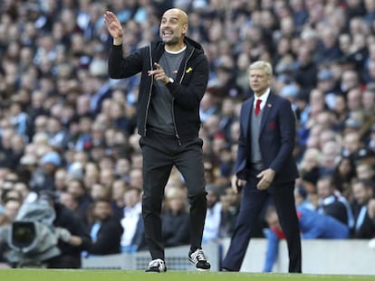 Guardiola da instrucciones ante Wenger.