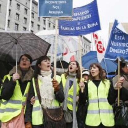 Los trabajadores de Air Comet protestan frente al ministerio de Fomento.