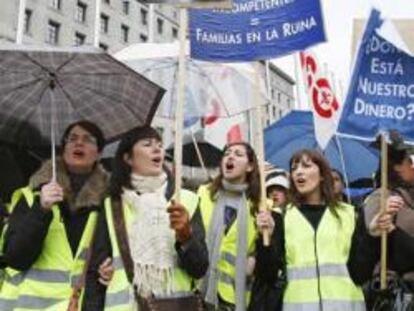 Los trabajadores de Air Comet protestan frente al ministerio de Fomento.