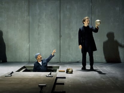 Pol López, como Hamlet (derecha), y Xicu Masó, en el papel de enterrador.
