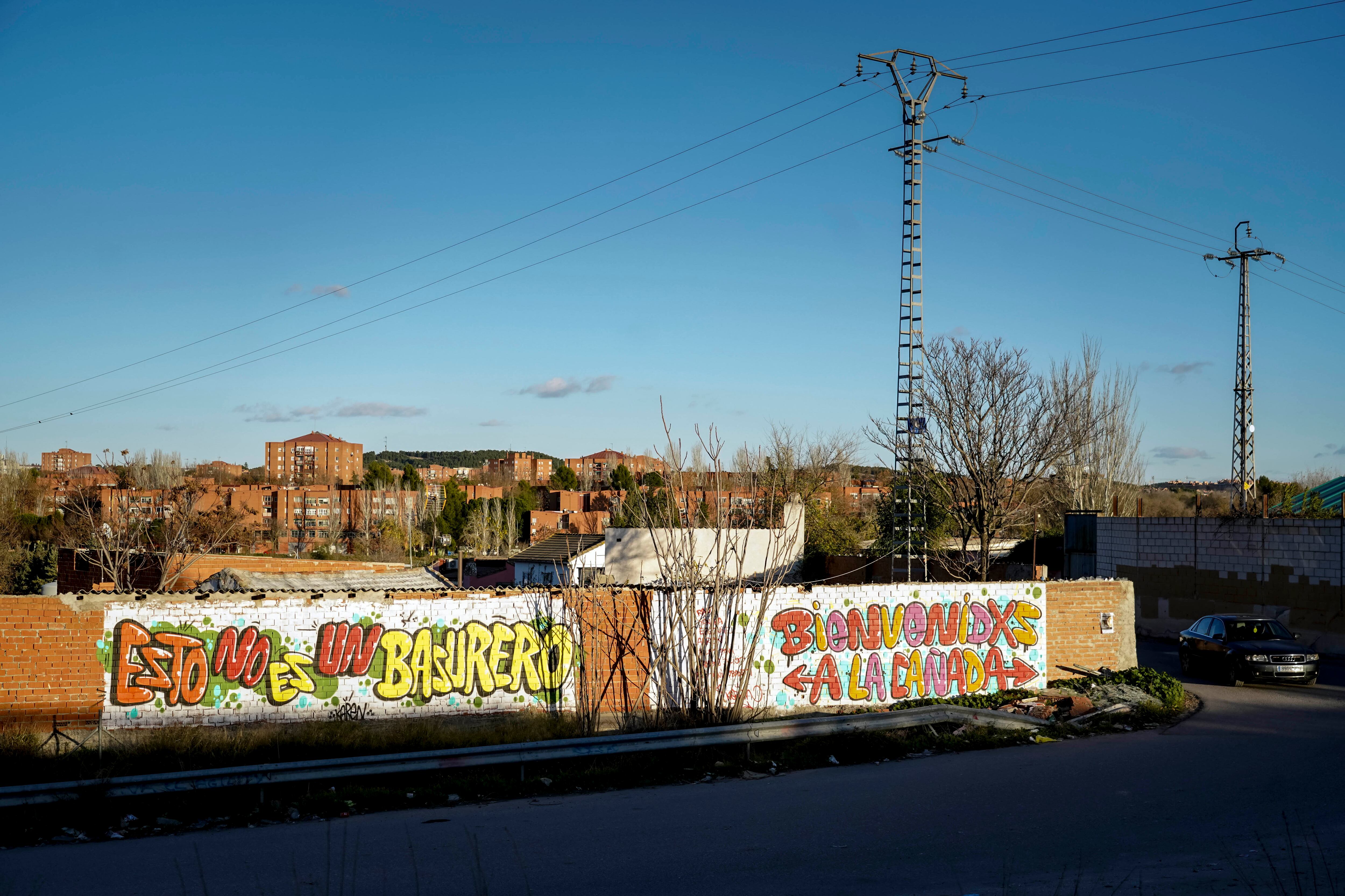 Torres de suministro eléctrico en el sector cinco de la Cañada Real