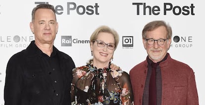 Tom Hanks (Ben Bradlee) y Meryl Streep (Katharine Graham), protagonistas de la pel&iacute;cula, junto al director, Steven Spielberg.