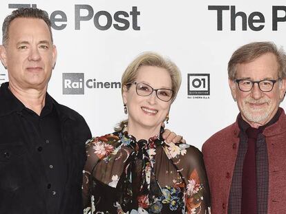 Tom Hanks (Ben Bradlee) y Meryl Streep (Katharine Graham), protagonistas de la pel&iacute;cula, junto al director, Steven Spielberg.