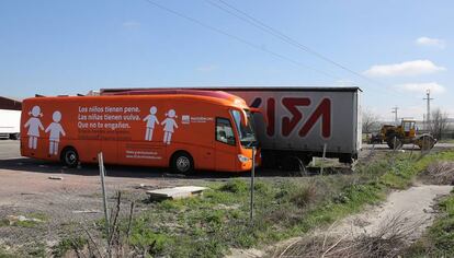 Autob&uacute;s de la organizaci&oacute;n ultracat&oacute;lica Hazteoir retenido en un aparcamiento de la localidad madrile&ntilde;a de Coslada. 