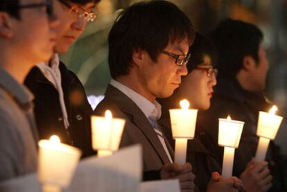 Vigilia por los dos soldados muertos en Yeonpyeong, ayer en Seúl.